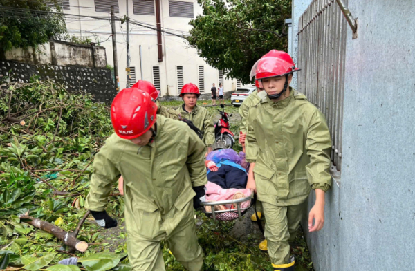 Hơn 100.000 lượt CBCS Công an dầm mình trong mưa bão, tạo điểm tựa vững chãi cho người dân -0