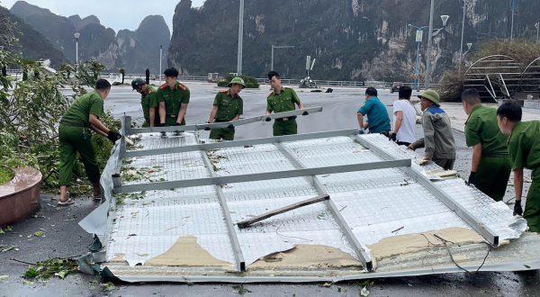 Công an Quảng Ninh khắc phục hậu quả sau bão -0