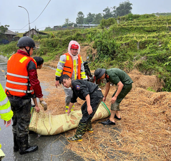 Công an tỉnh Lào Cai tìm kiếm cứu nạn sau lũ quét, tiếp tế lương thực cho người dân -3