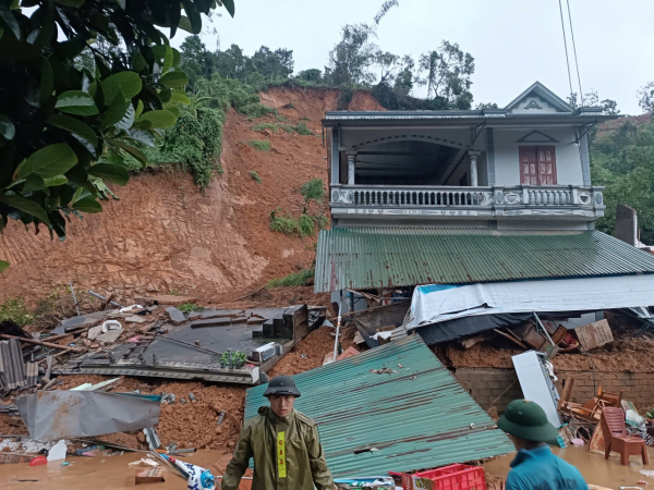 Mưa lớn gây sập nhà dân tại Quang Thuận -2