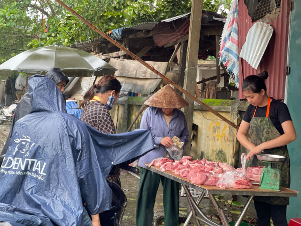 Sáng 8-9: Giá rau xanh đắt gấp đôi ngày thường, cung ứng hàng hóa thiết yếu có nơi bị ảnh hưởng -0