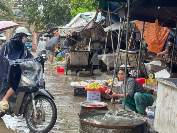 Sáng 8-9: Giá rau xanh đắt gấp đôi ngày thường, cung ứng hàng hóa thiết yếu có nơi bị ảnh hưởng -0