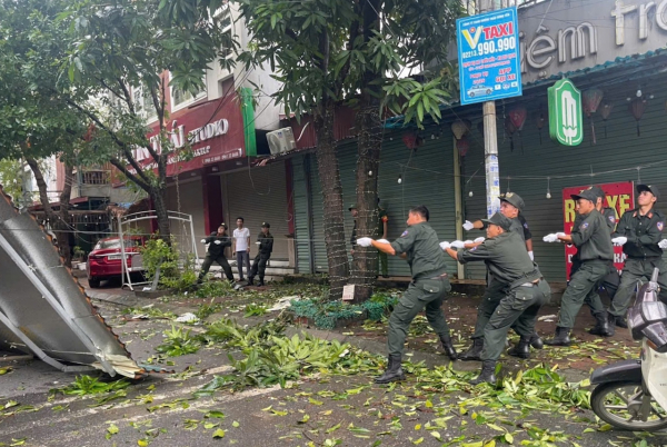 Cảnh sát cơ động trắng đêm sơ tán dân, chung tay khắc phục hậu quả sau bão -2