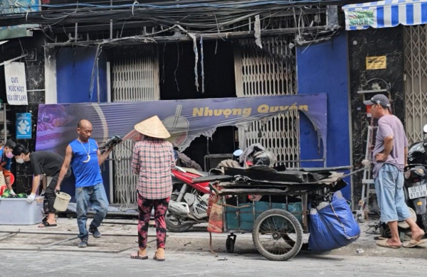 Leo qua mái nhà dân thoát khỏi đám cháy lúc rạng sáng -0