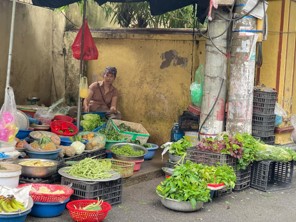 Sáng 8-9: Giá rau xanh đắt gấp đôi ngày thường, cung ứng hàng hóa thiết yếu có nơi bị ảnh hưởng -0