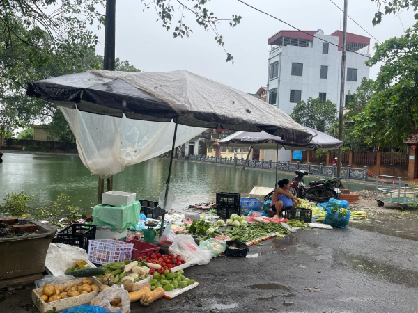 Sáng 8-9: Giá rau xanh đắt gấp đôi ngày thường, cung ứng hàng hóa thiết yếu có nơi bị ảnh hưởng -3