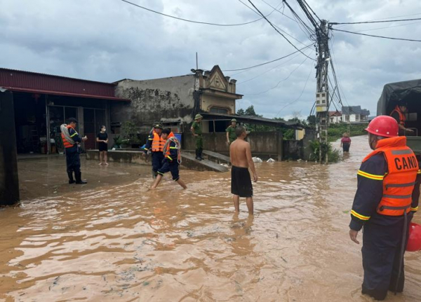 Xúc động hình ảnh người chiến sĩ giúp dân trong bão, lũ -0