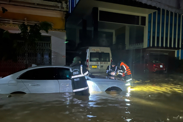 Cảnh sát cơ động trắng đêm sơ tán dân, chung tay khắc phục hậu quả sau bão -2