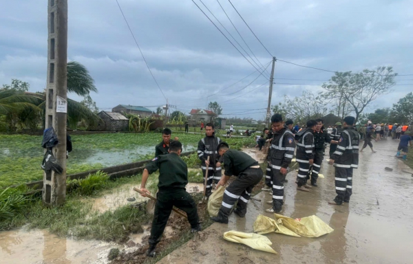 Cảnh sát cơ động trắng đêm sơ tán dân, chung tay khắc phục hậu quả sau bão -3