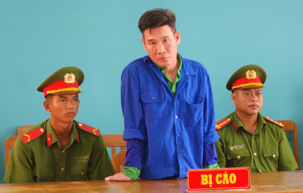 Lãnh 12 năm tù vì dùng dao đâm trọng thương nhiều người do ghen -0