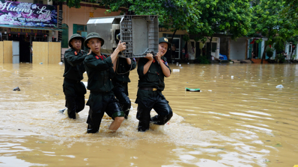 Lực lượng CSCĐ dầm mưa giúp đỡ người dân đến nơi an toàn -0