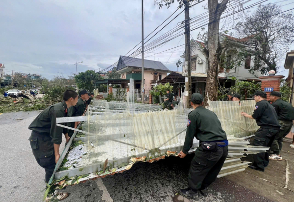 CBCS rung tâm Huấn luyện quốc gia về phòng, chống khủng bố giúp dân khắc phục hậu quả bão số 3 -0