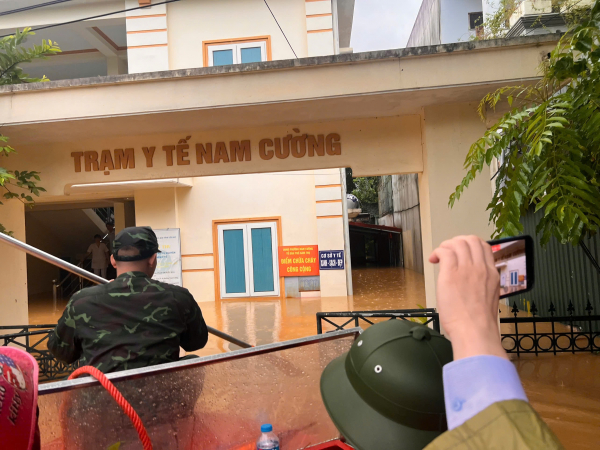 Trạm y tế ngập nước, đốt đèn dầu cấp cứu người bệnh -0