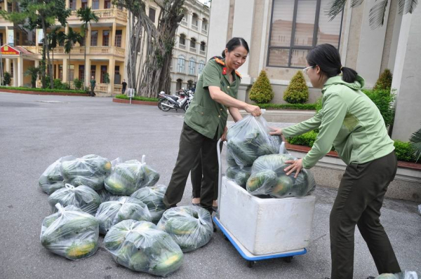 Công an tỉnh hỗ trợ nông dân tiêu thụ gần 10 tấn nông sản sau bão -1