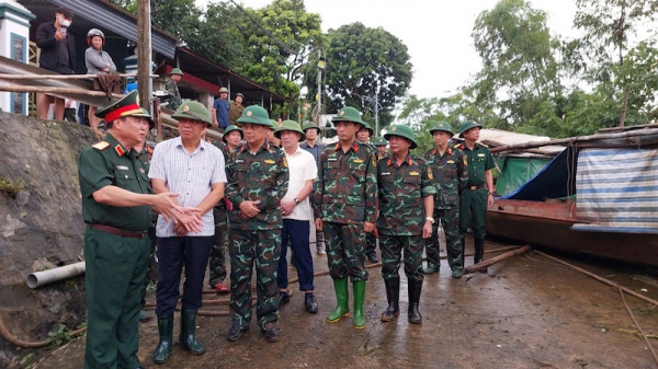 Lực lượng Công an, Quân đội xuyên đêm dầm mưa chuẩn bị phương án lắp cầu phao thay thế cầu Phong Châu -1