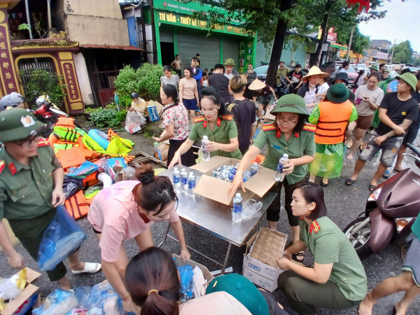 Ấm lòng những nghĩa cử đẹp rơi rốn lũ Thái Nguyên -0