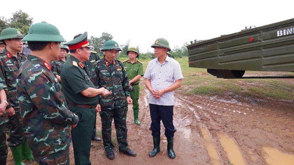 Lực lượng Công an, Quân đội xuyên đêm dầm mưa chuẩn bị phương án lắp cầu phao thay thế cầu Phong Châu -2