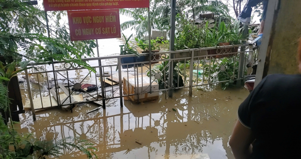 Công an quận Hoàn Kiếm vận động, giúp dân sơ tán khỏi khu vực nguy hiểm do mưa lũ trên sông Hồng -0