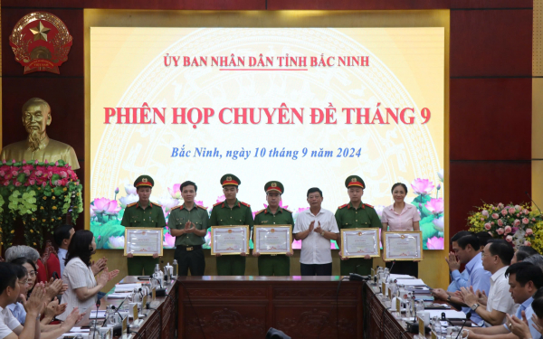 Chủ tịch UBND tỉnh Bắc Ninh tặng Bằng khen cho Công an và người dân cứu 7 người trong đám cháy -0