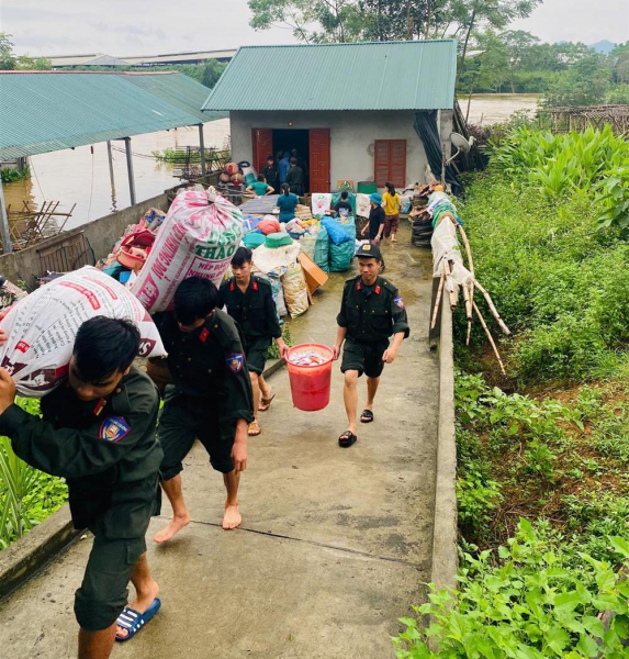 Trung đoàn Cảnh sát cơ động Tây Bắc giúp nhân dân khắc phục hậu quả bão số 3 tại Lào Cai, Yên Bái -1