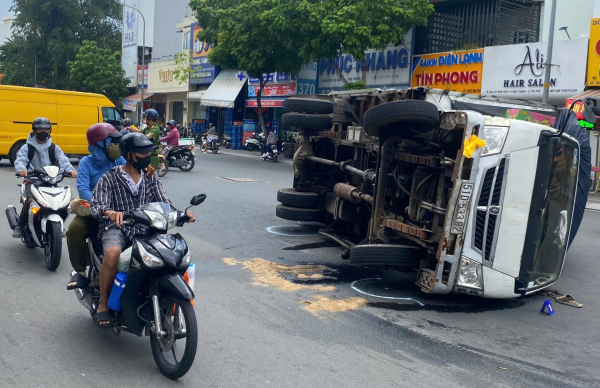 Người dân giải cứu tài xế U70 mắc kẹt bên trong chiếc xe tải bị lật -0