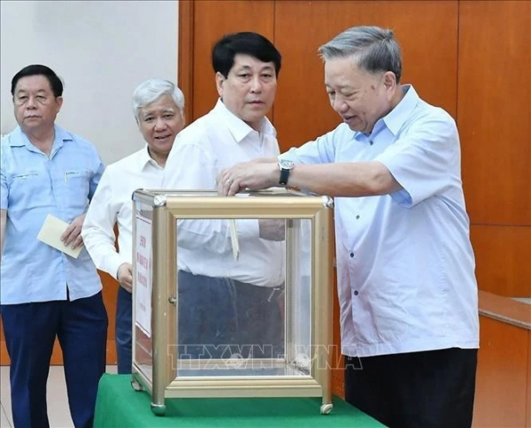 Top leader attends launch of support campaign for Typhoon Yagi victims -0