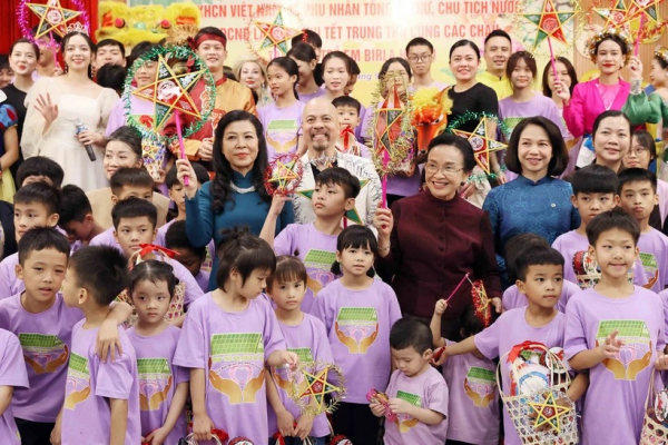 Spouses of Vietnamese, Lao leaders visit Birla Children's Village Hanoi -0