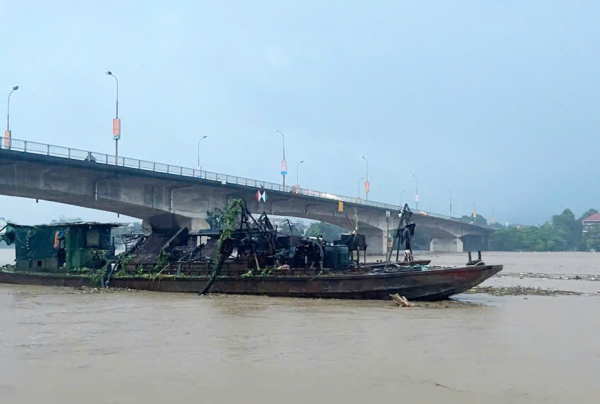 Hai tàu Trung Quốc trôi dạt về Yên Báim tỉnh lo hỏng cầu bắc qua sông -0