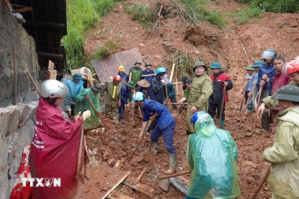 Thủ tướng: Khẩn trương cung cấp lương thực, nhu yếu phẩm cho dân vùng bị cô lậpThủ tướng yêu cầu các đơn vị chức năng khẩn trương vận chuyển lương thực, thực phẩm, lương khô, mỳ tôm, các nhu yếu phẩm, nước uống, nước sạch… để cung cấp cho người dân trong vùng bị cô lập. -0