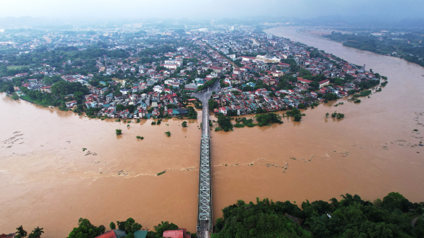 Hà Nội vẫn mưa tầm tã, cảnh báo lũ lụt khắp miền Bắc -0