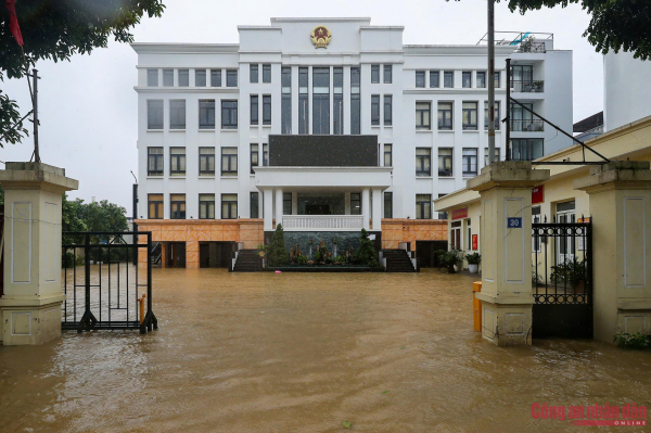 Nước sông tràn vào trụ sở UBND phường tại Hà Nội -0