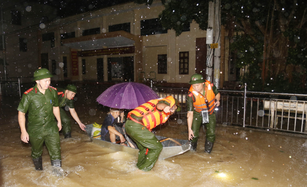 Công an Bắc Ninh xuyên đêm di dân, đắp đê -2