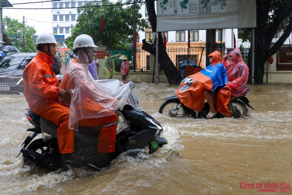 Nước sông tràn vào trụ sở UBND phường tại Hà Nội -1