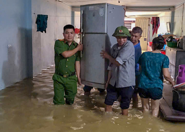 Công an Bắc Giang tiếp tục di dân các huyện vỡ đê bối đến nơi an toàn -2