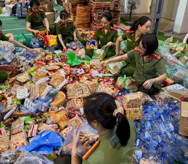 Những sáng kiến cứu hộ của Công an Thái Nguyên làm ấm lòng người dân trong mưa lũ -1