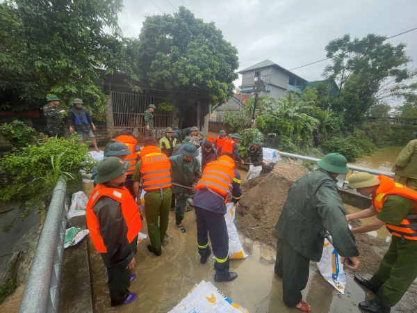 Nỗ lực tìm kiếm thi thể nam thanh niên đi thuyền với mẹ bị lật -0