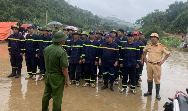 Lật từng tảng đá, bụi cây tìm kiếm 70 nạn nhân bị mất tích trong trận lũ quét kinh hoàng Làng Nủ -0