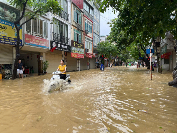 Nước sông Hồng tiếp tục dâng cao, nhiều tuyến phố ở Phúc Xá tiếp tục ngập úng -0