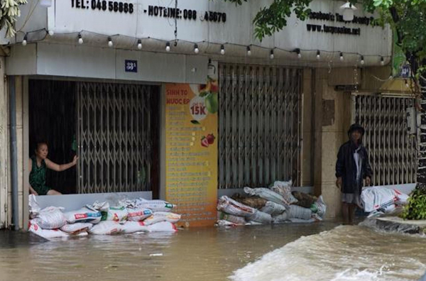 Nước sông Hồng tiếp tục dâng cao, nhiều tuyến phố ở Phúc Xá tiếp tục ngập úng -0