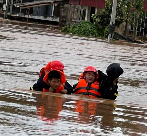 Công an Bắc Giang: Dốc toàn lực giúp dân chống lũ, đắp đê, chuyển người -1