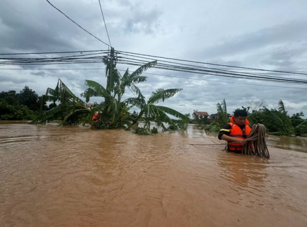 Công an Bắc Giang: Dốc toàn lực giúp dân chống lũ, đắp đê, chuyển người -0