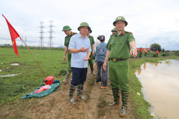 Công an Bắc Giang: Dốc toàn lực giúp dân chống lũ, đắp đê, chuyển người -0