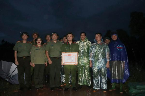 Công an Bắc Giang: Dốc toàn lực giúp dân chống lũ, đắp đê, chuyển người -0