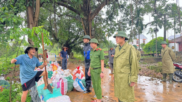 Công an Bắc Giang: Dốc toàn lực giúp dân chống lũ, đắp đê, chuyển người -0