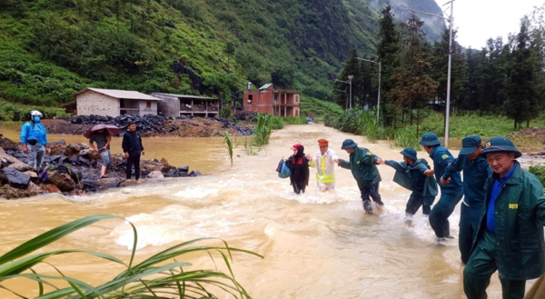 Hà Giang di dời khẩn cấp 72 hộ dân ra khỏi vùng nguy hiểm -0