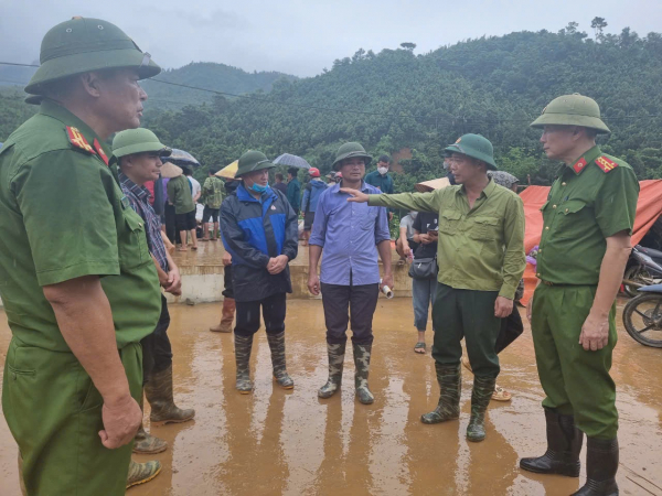 Lật từng tảng đá, bụi cây tìm kiếm 70 nạn nhân bị mất tích trong trận lũ quét kinh hoàng Làng Nủ -0