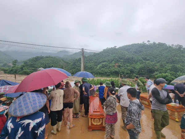 Lật từng tảng đá, bụi cây tìm kiếm 70 nạn nhân bị mất tích trong trận lũ quét kinh hoàng Làng Nủ -0