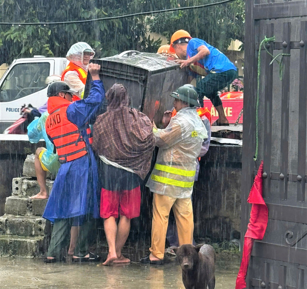 Nam Định: Cứu gia đình 3 người trên bè cá đang trôi dạt trên sông Hồng -0