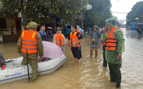 Những sáng kiến cứu hộ của Công an Thái Nguyên làm ấm lòng người dân trong mưa lũ -0