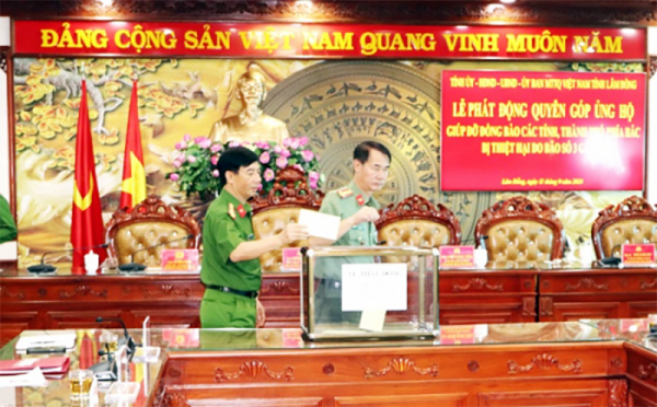 Công an các đơn vị, địa phương ủng hộ người dân vùng lũ -0